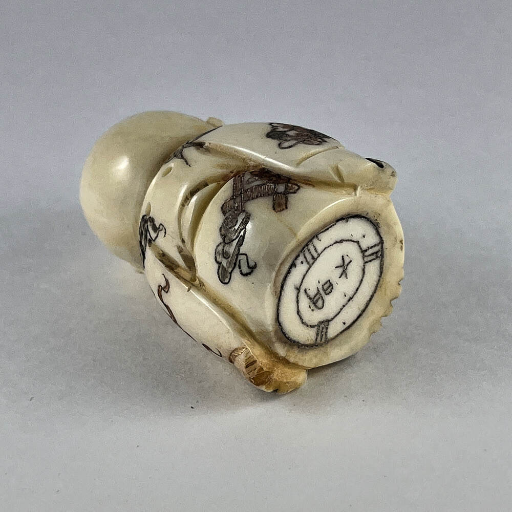 Статуэтка нэцкэ Мальчик с корзиной рыбы