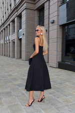 Платье на бретелях с корсетными вытачками