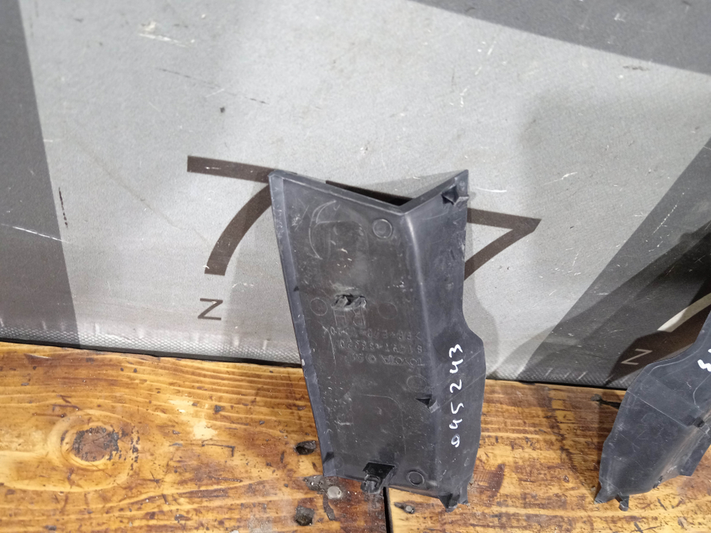 Накладки задних фонарей левая правая комплект Toyota Camry (XV70) 17-нв Б/У Оригинал 8149833020