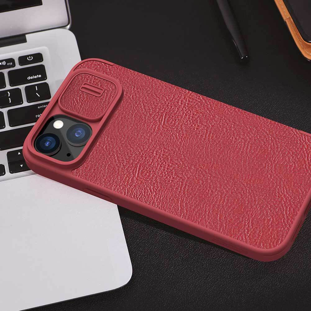 Кожаный чехол книжка красного цвета от Nillkin для смартфона iPhone 15, серия Qin Pro Leather с защитной шторкой для камеры