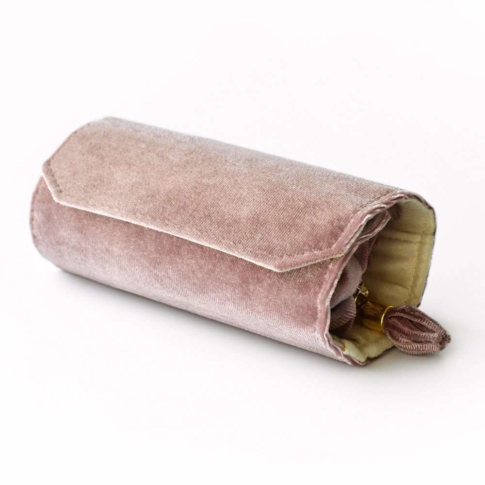 Кофр жёсткий для транспортировки ювелирных украшений.