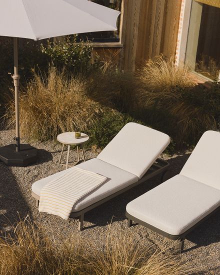 Уличный столик Asinara из бежевого алюминия, диаметр 40 см