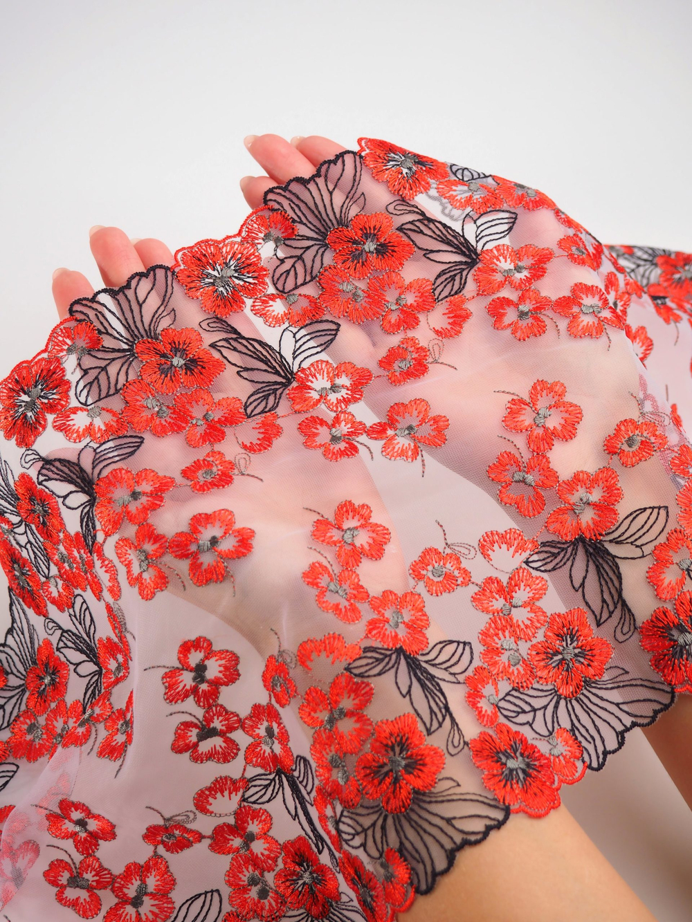 Вышивка на сетке белая с черным и красно-оранжевым неэластичная ширина 23 см ОТРЕЗЫ