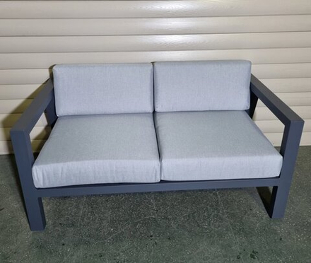 Диван двухместный Graphite из алюминия