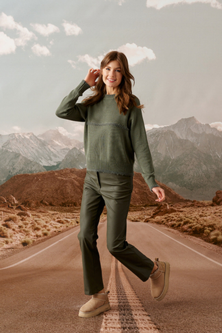 Брюки из эко-кожи в хаки  цвете