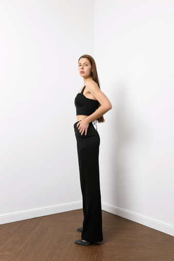 Брюки прямого кроя в черном оттенке