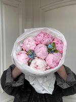 Букет 7шт розовых пионов с незабудками