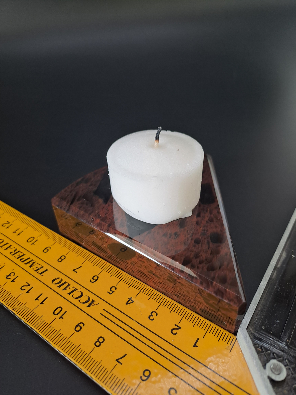 Подсвечник обсидиановый треугольный