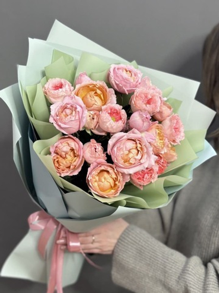 Монобукет из 5 кустовых пионовидных роз сорта "Джульетта"