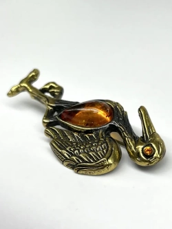 Бронзовая брошь на янтаре