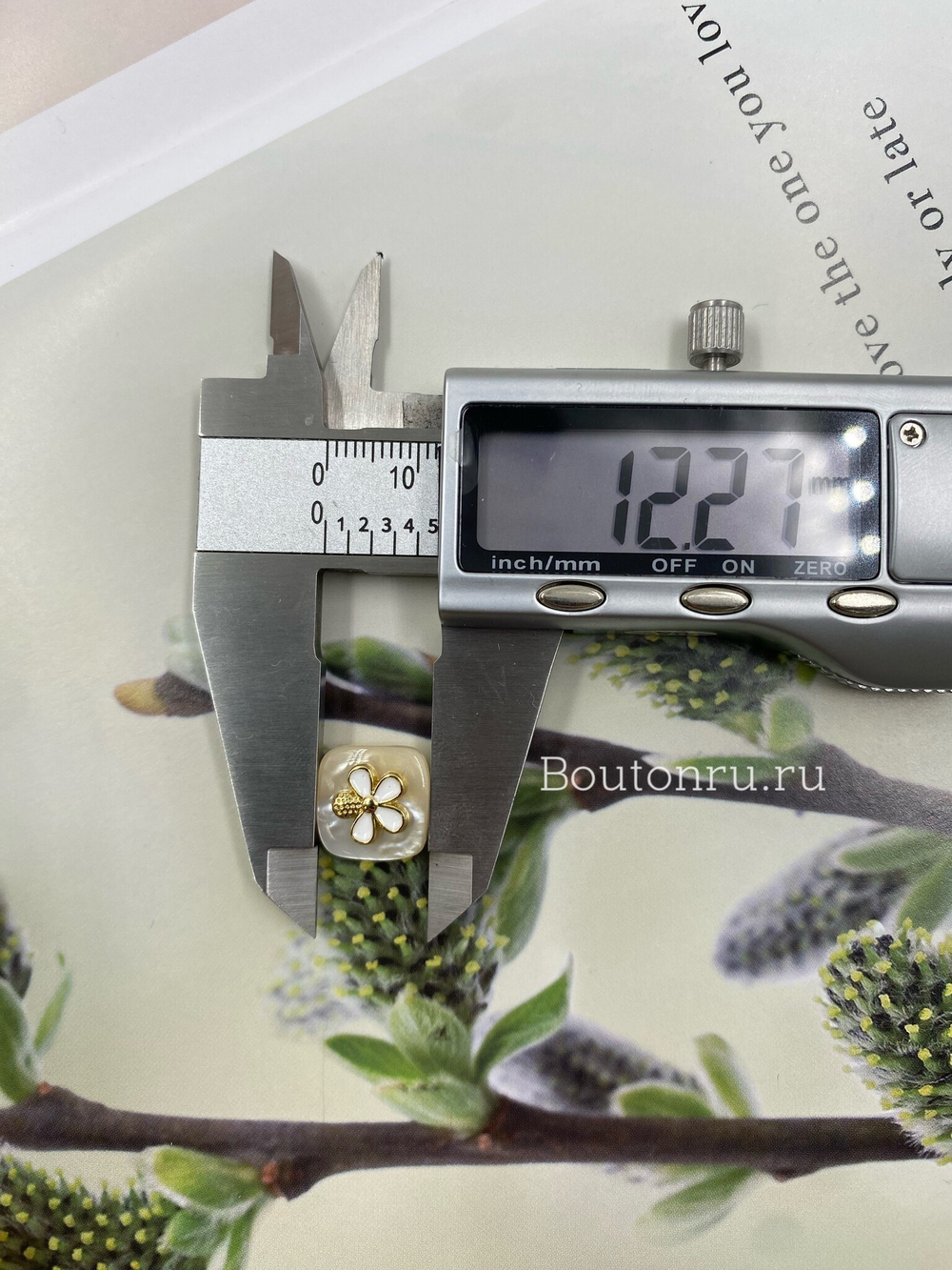 Пуговицы бежево-перламутровые квадратные с золотистым цветком