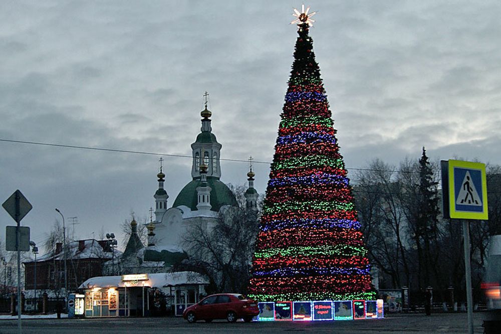 Светодинамическая елка каркасная - встроенная гирлянда цветная -"Уральская" 5 м