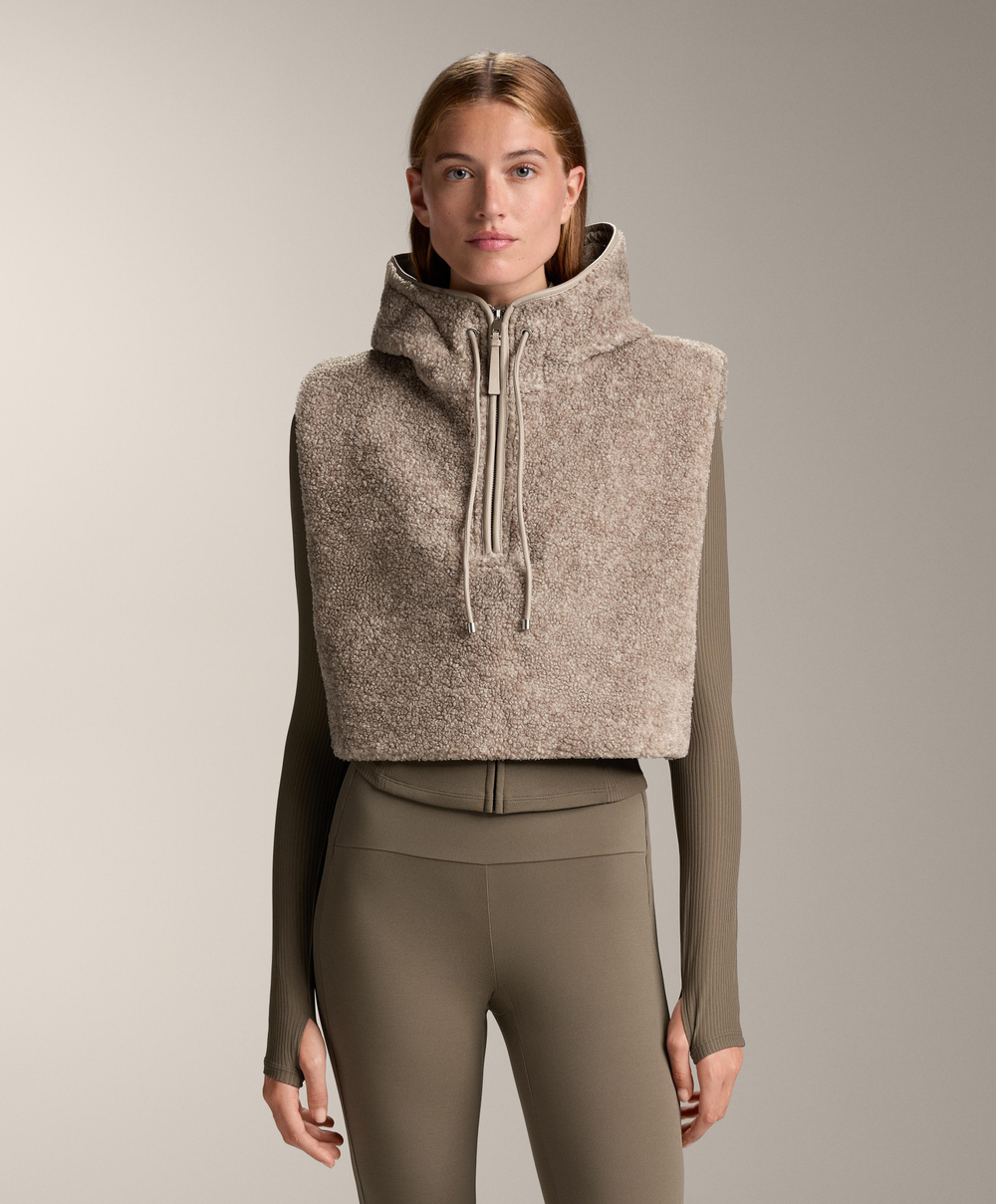 Oysho Жилет из овчины с капюшоном, серо-коричневый меланж