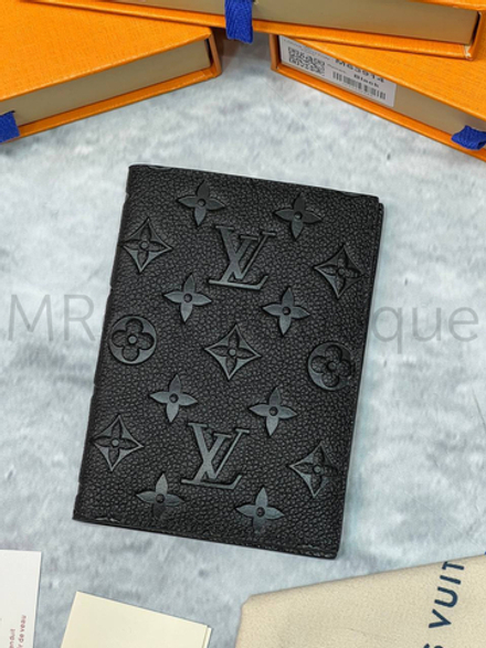 Черная обложка для паспорта Louis Vuitton с тиснением