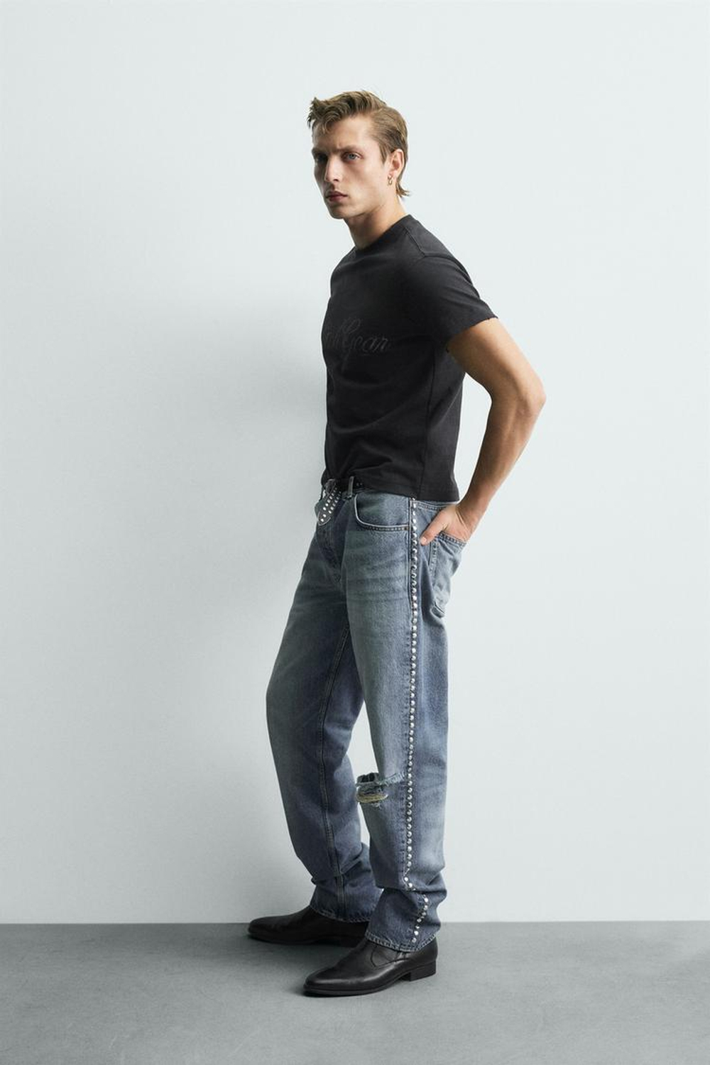 ZARA УКОРОЧЕННАЯ ФУТБОЛКА С НАДПИСЬЮ И ЭФФЕКТОМ ПОТЕРТОСТИ, АНТРАЦИТОВО-СЕРЫЙ