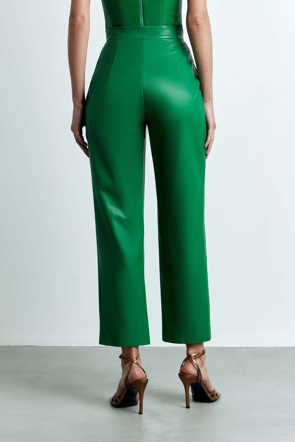 Укороченные брюки на завышенной талии