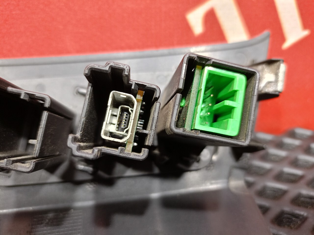 Накладка торпедо USB / AUX