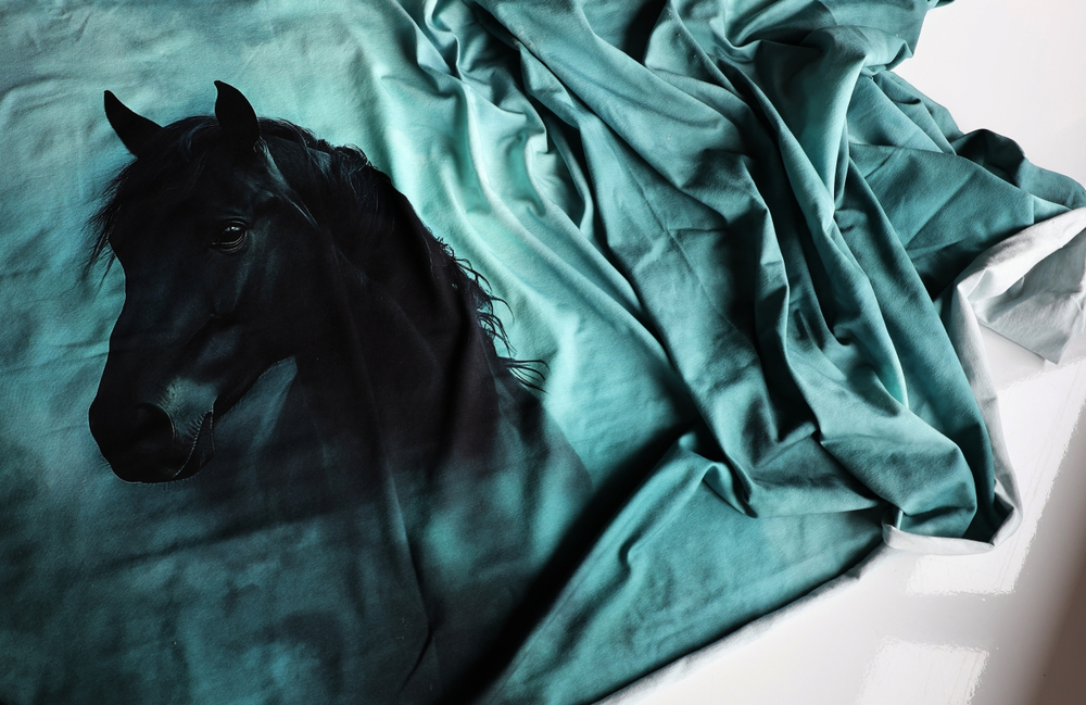 ЧЕРНЫЙ КОНЬ - Кулирка с лайкрой, компакт пенье (ДЖ66 Маша) (к2 высота 65см, обрезан снизу + желтое пятнышко, полочка не задета)