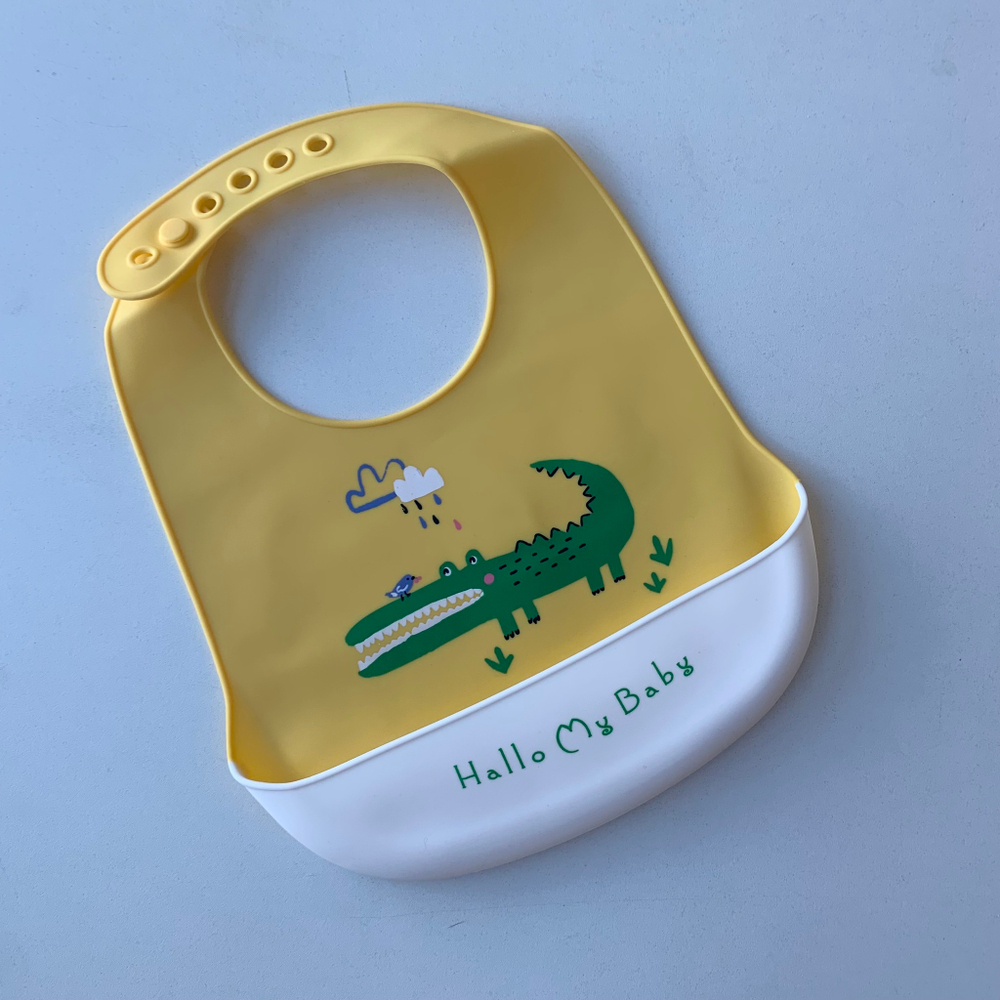 5385566 Нагрудник силиконовый, на кнопках, с карманом «Крокодил», цвет желтый/белый