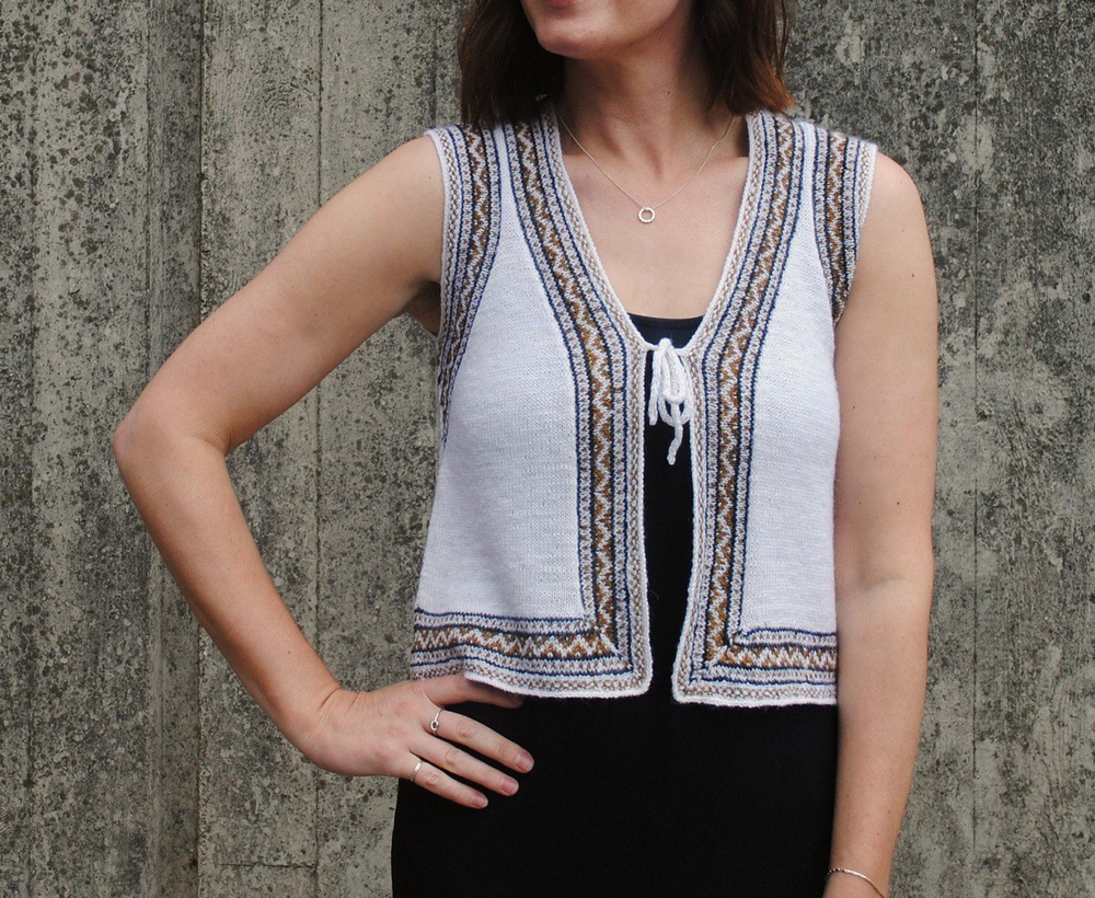 Описание по вязанию жилета спицами "Folk"