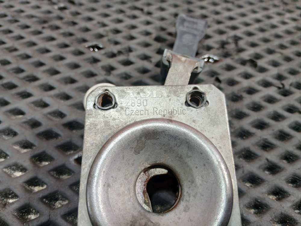 Замок капота