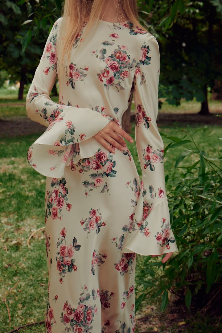 Платье со шлейфом рукав волан