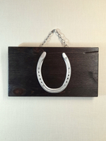 Подкова-сувенир «серебро» на черном, с цепочкой. Панно на стену