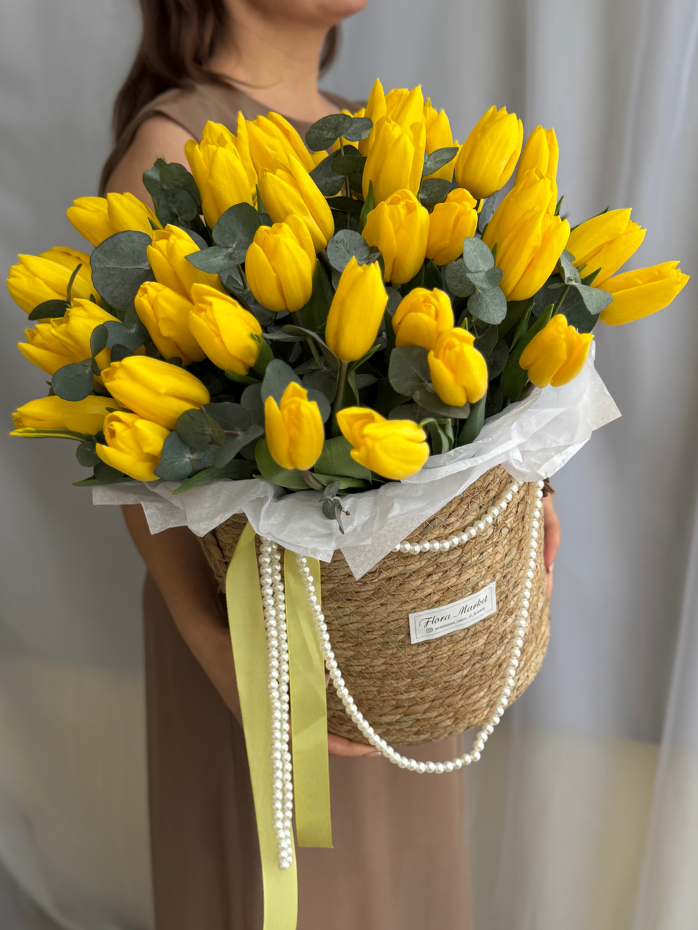 Роскошные желтые тюльпаны и благородный эвкалипт в стильной корзине от Флора Маркет