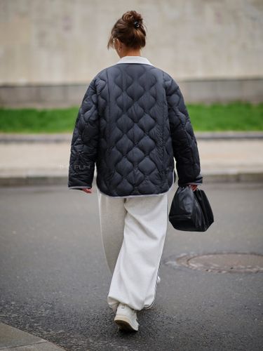 Утепленная женская куртка черного цвета