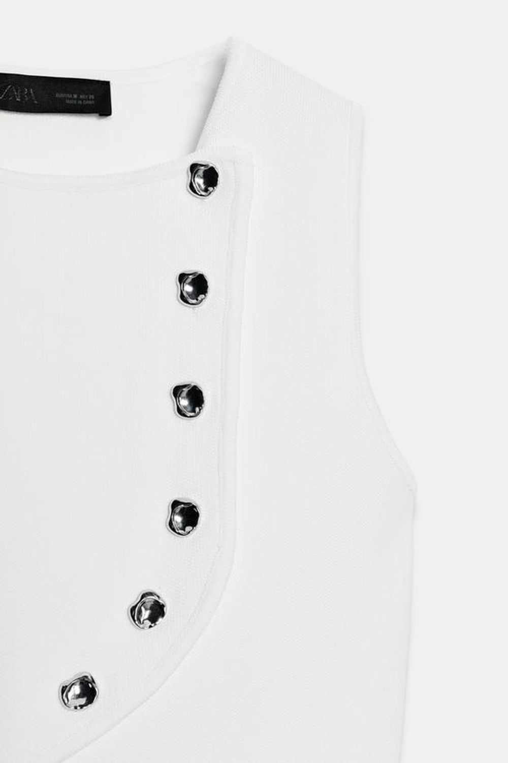 ZARA ТРИКОТАЖНЫЙ ТОП С АСИММЕТРИЧНОЙ ЗАСТЕЖКОЙ, БЕЛЫЙ