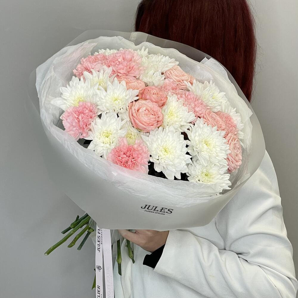 «Мягкое свечение» сборный букет с кустовой розой мадам бомбастик, диантусами и хризантемой