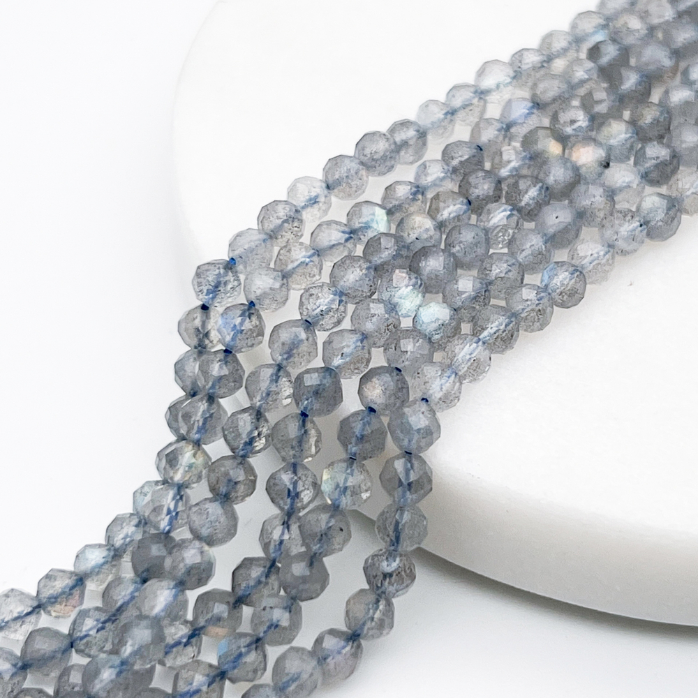 Лабрадор граненый бусины, диаметр около 4,3-4,5 мм, цена за отрезок 19 см (1/2 нити)