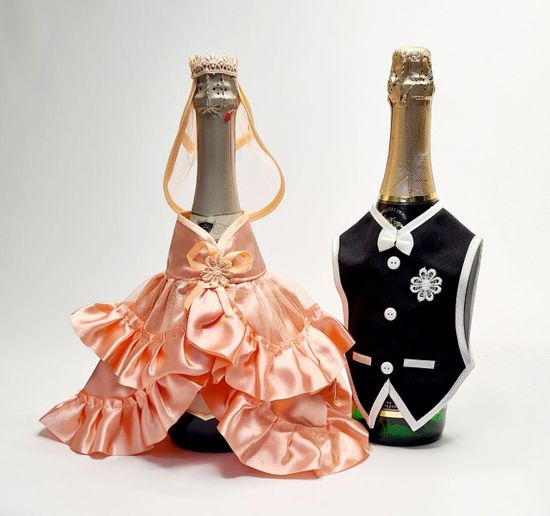 Украшение для бутылок шампанского на свадьбу в виде костюмов жениха и невесты