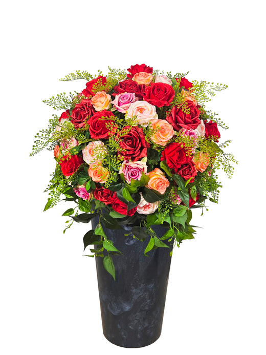 Искусственные Розы красные, большой букет в напольном кашпо Графит