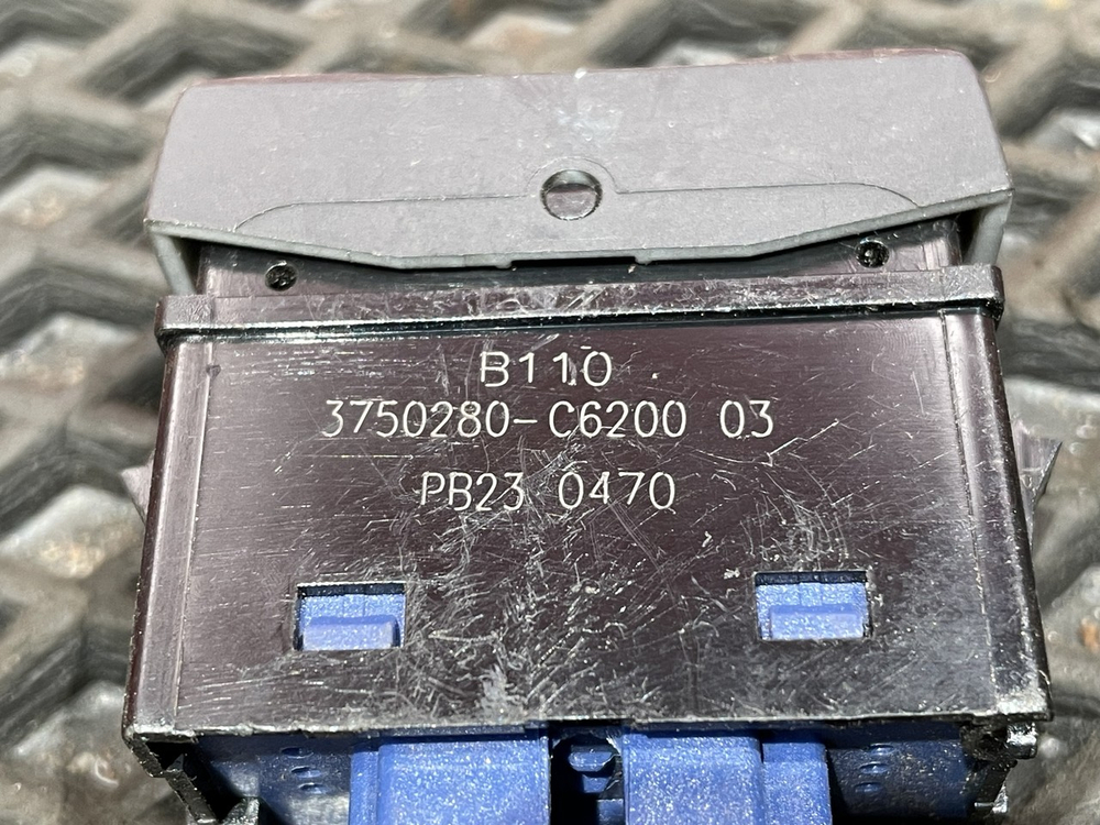 Кнопка люка