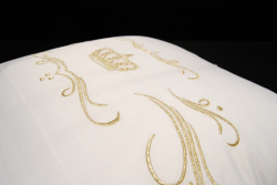 Наволочка 40х60 Christian Fischbacher Luxury Nights Crown 709 золотая вышивка Швейцария фрагмент