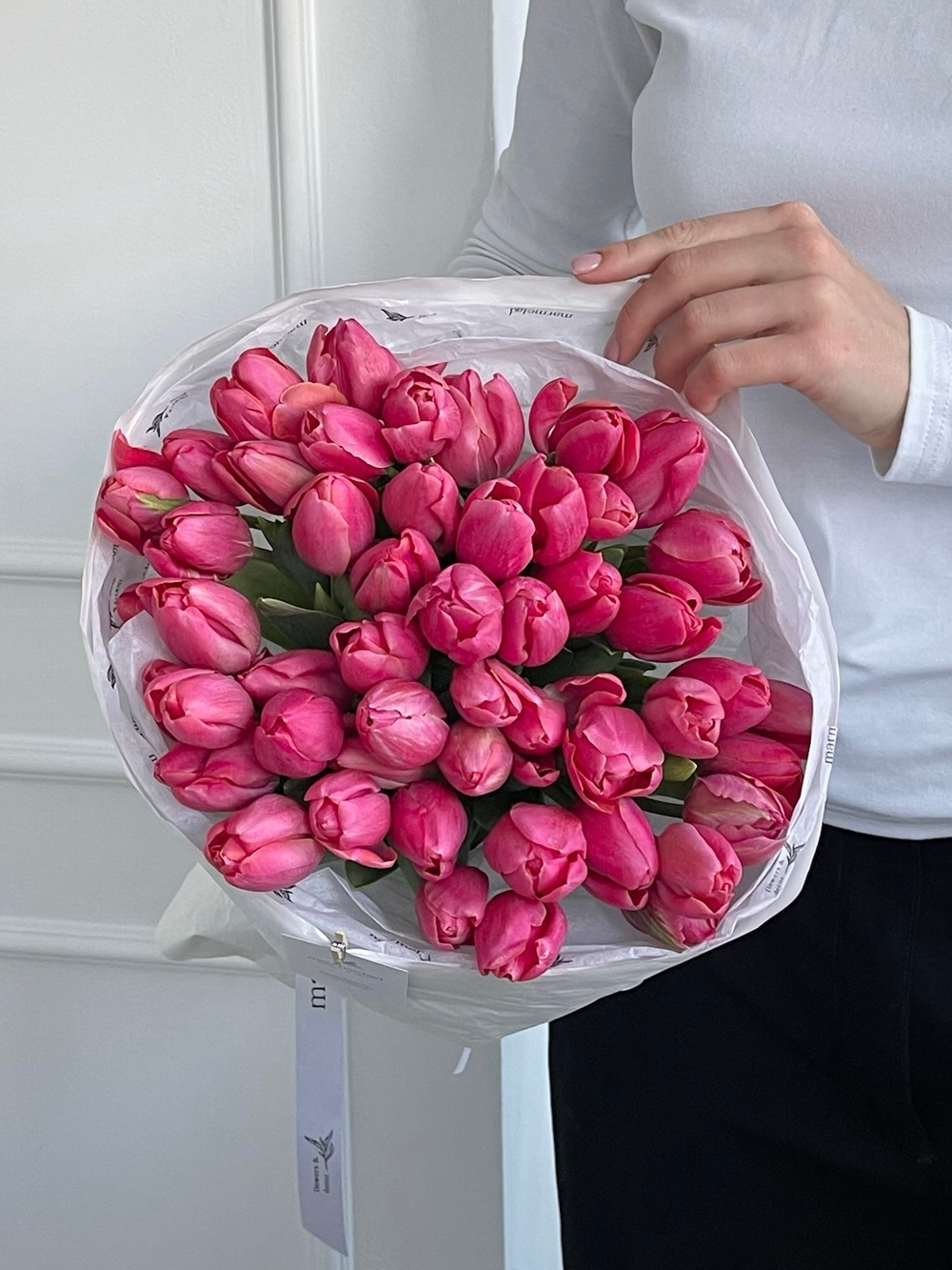 Букет из 51 ярко-розового тюльпана