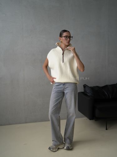 Молочный вязаный жилет на молнии