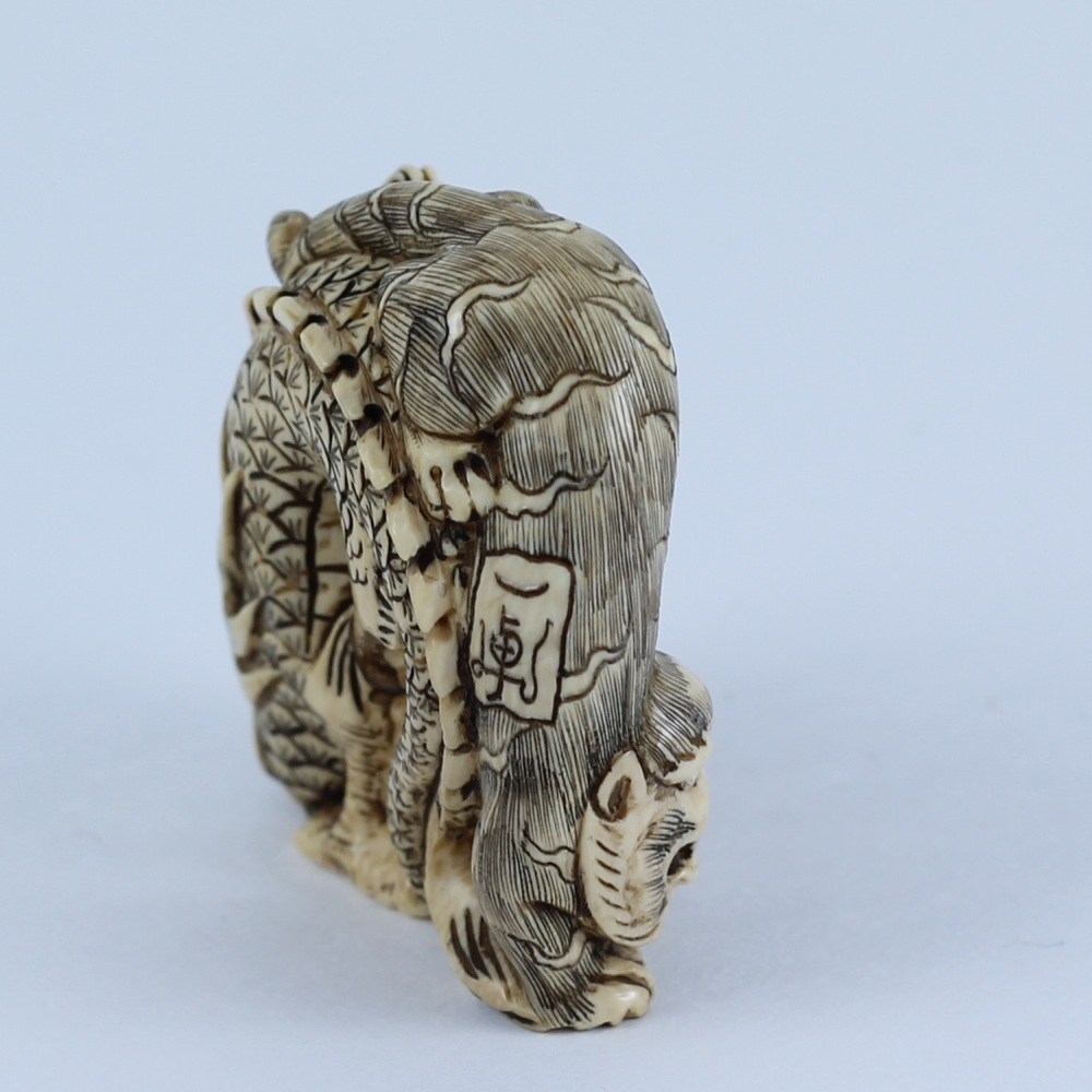 Нэцкэ Нэцкэ Дракон и тигр (мамонт)