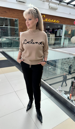 Черные брюки на резинке с бежевым принтом