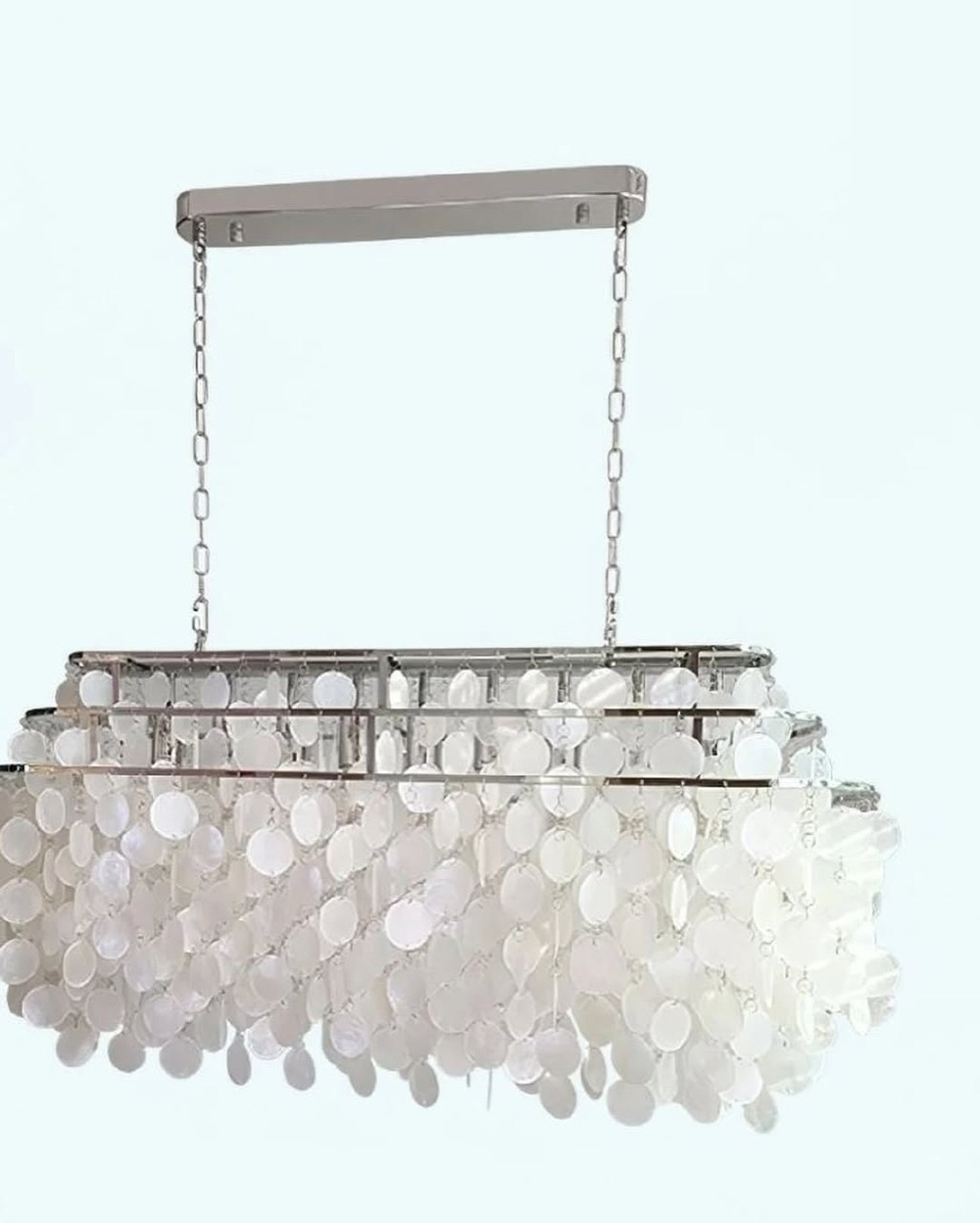 Элегантная подвесная люстра с каскадом перламутровых пластин, которые мягко рассеивают свет и создают уютное, тёплое свечение.