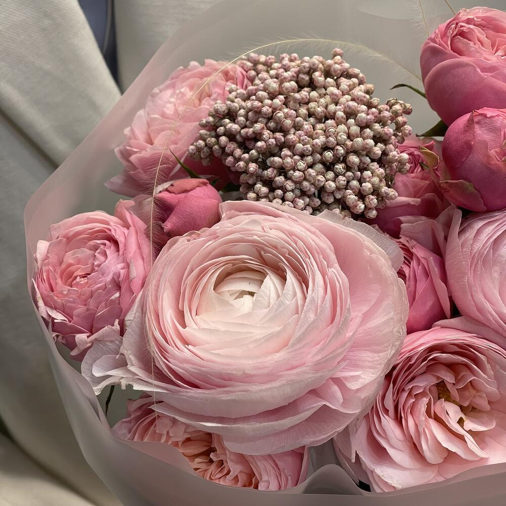 Букет из кустовой розы Сильва Пинк и ранункулюсов. Авторский букет Chalet Green