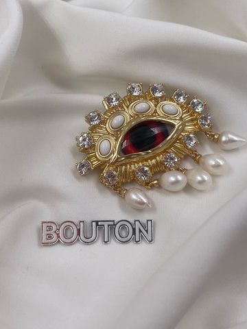 Брошь Скиапар. золотистая в форме красного глаза с жемчугом и стразами