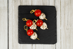 Мини моцарелла с томатами черри и базиликом