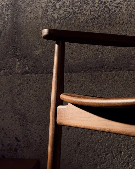 Стул Fondes из массива дуба, темный