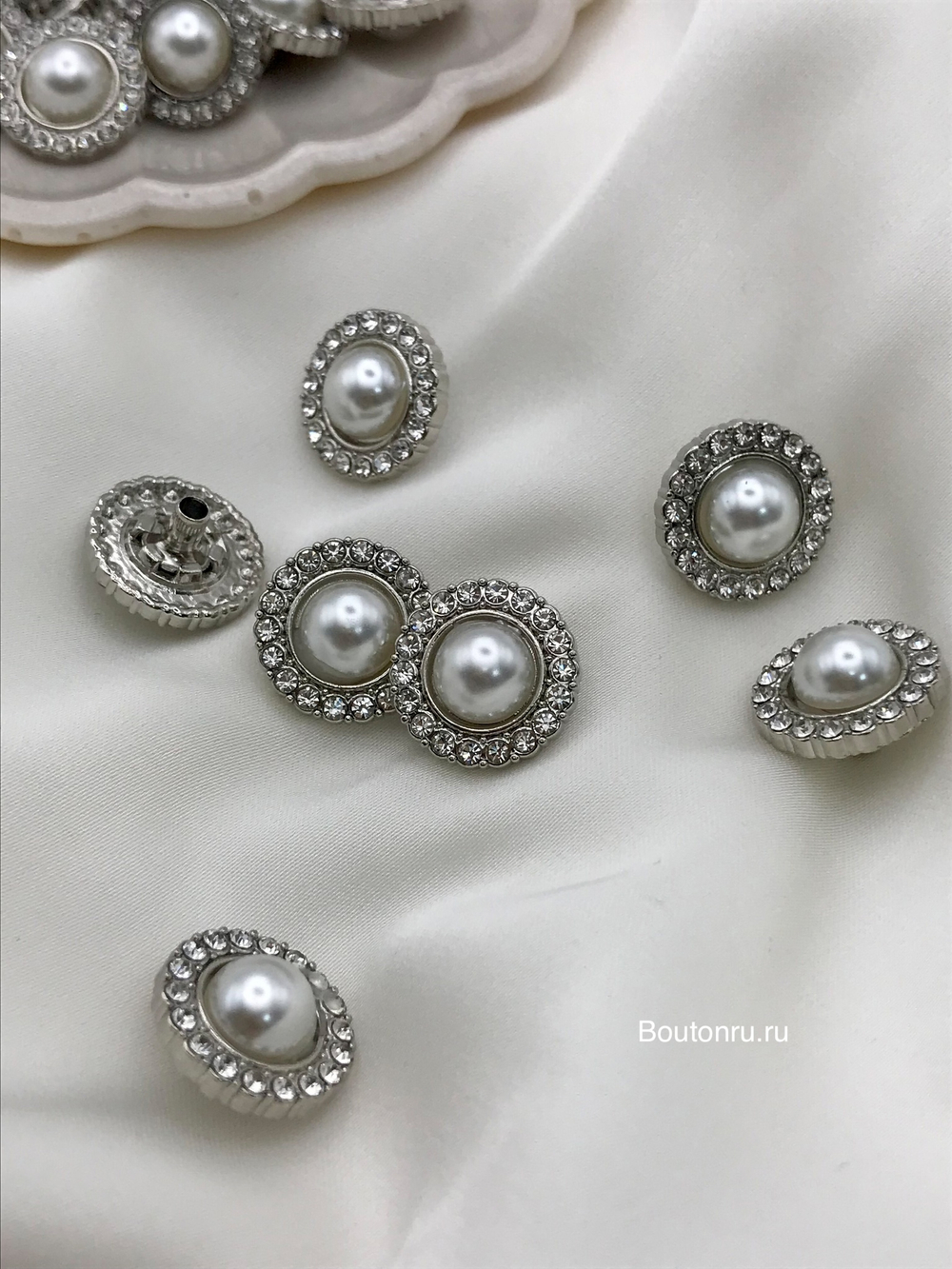 Шляпка под установочные кнопки жемчуг в обрамлении из страз в серебристом металле
