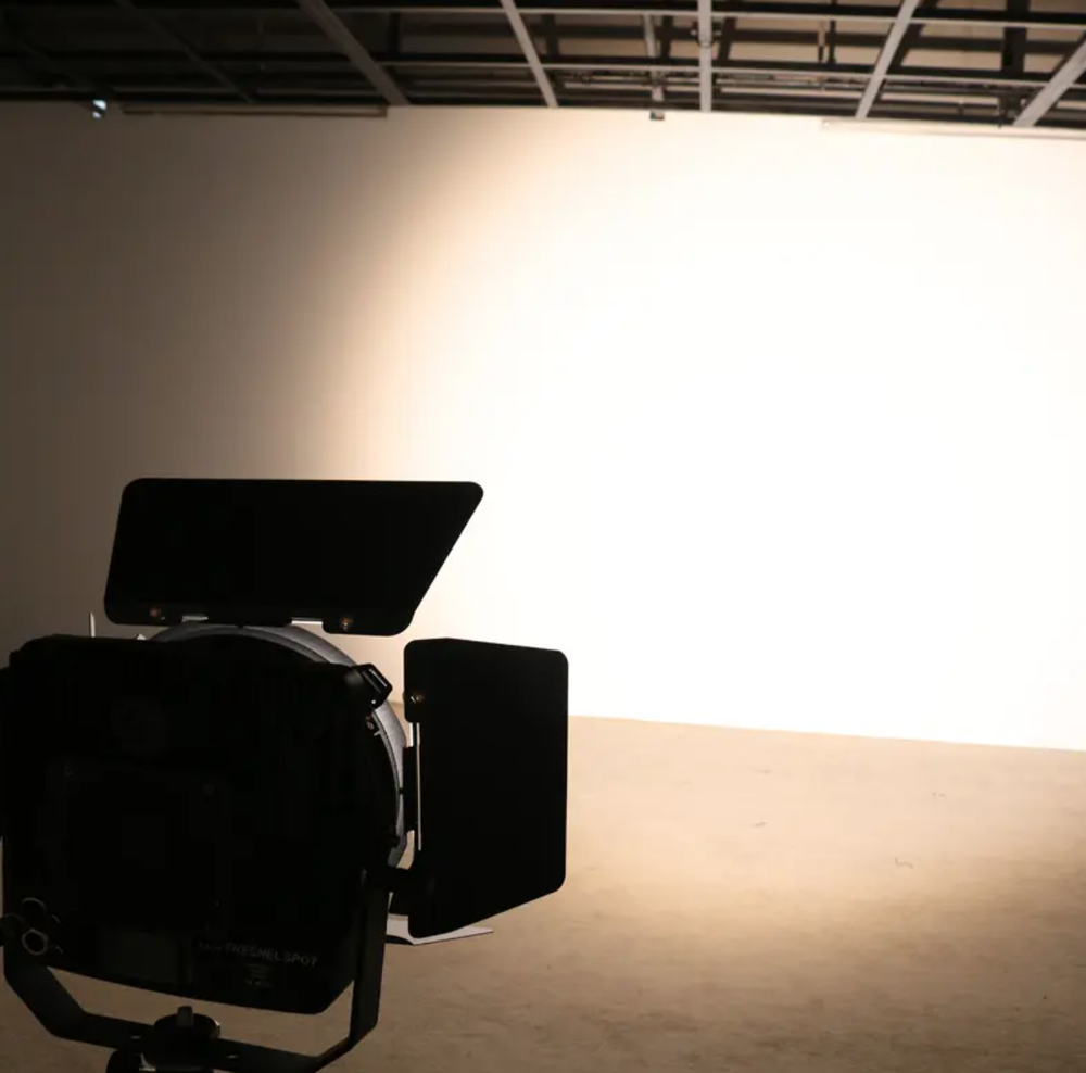 Fan-less 200W Warm White Folding Fresnel — бесшумный Fresnel прожектор 200 Вт 3200K с зумом 20–55°