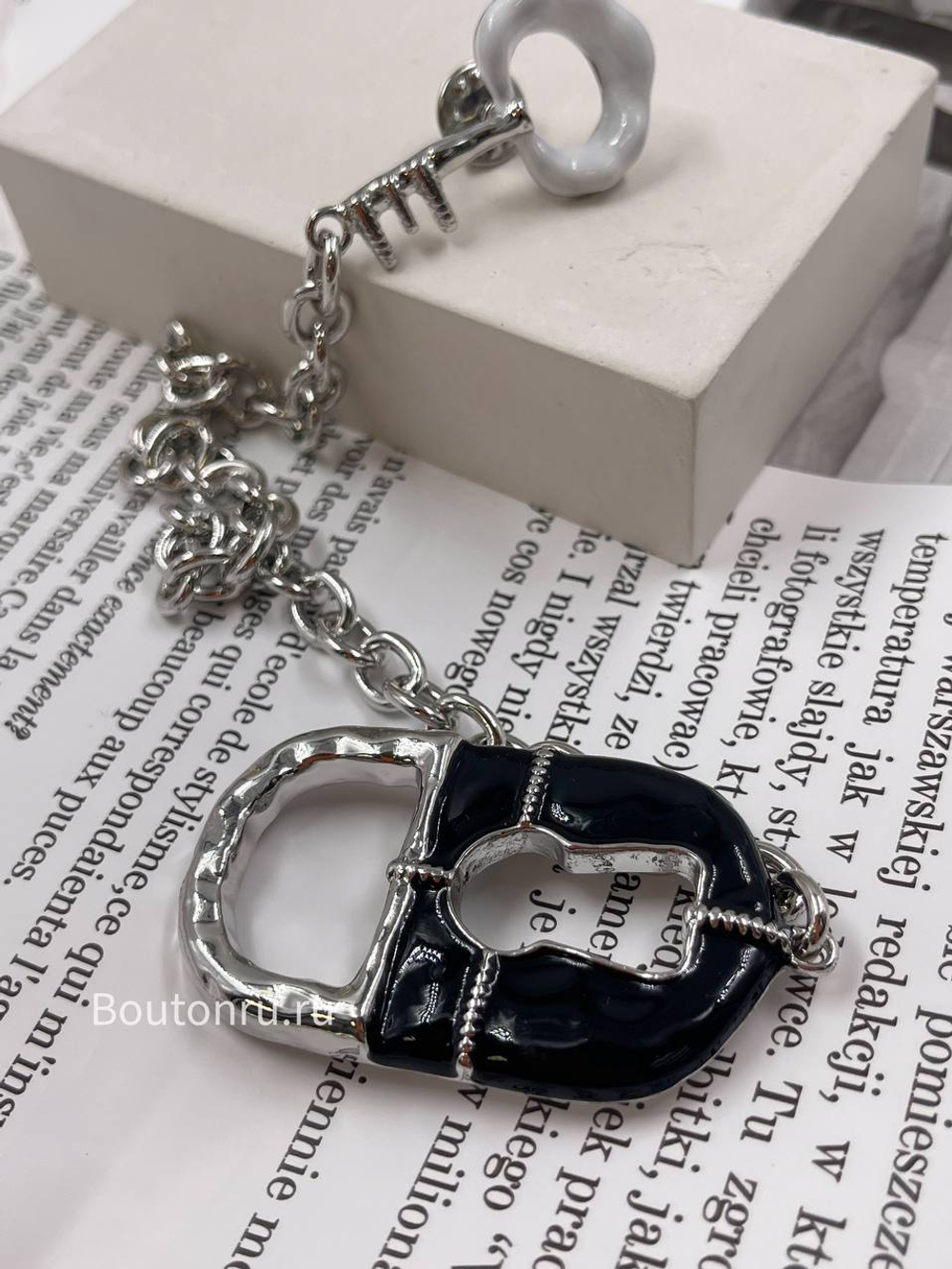 Брошь двойная Скиап. серебристая с черной эмалью "Замок и ключ"