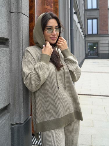 Оливковый трикотажный костюм в полоску