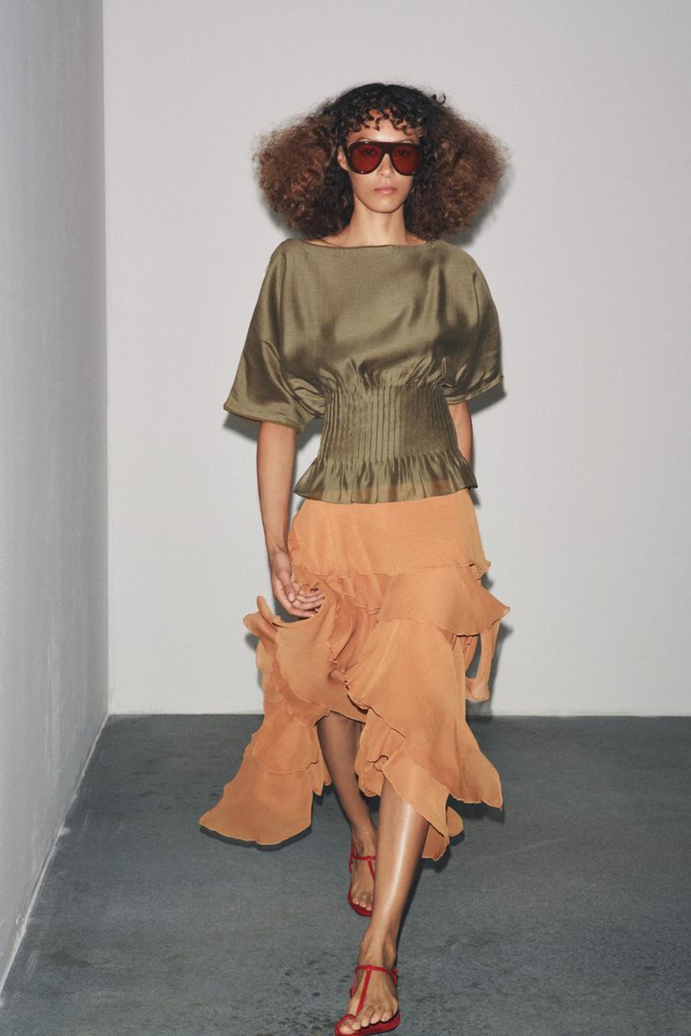 ZARA БЛУЗА ИЗ ТРИКОТАЖА С ПЛИССИРОВКОЙ НА ТАЛИИ, ТЕМНЫЙ ХАКИ